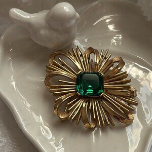 CROWN TRIFARI FAUX EMERALD ABSTRACT BROOCH